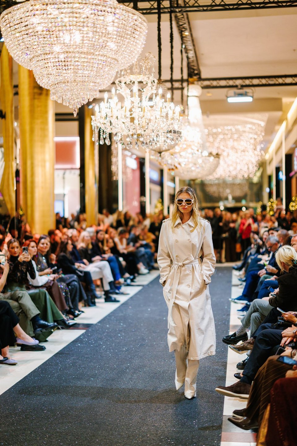 Stay Golden Fashion Show - 60 fashion-forward looks σε ένα δυναμικό lineup από brands, ανέδειξαν τα statement looks της νέας σεζόν. 