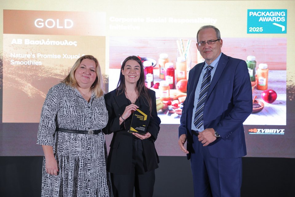 Εκπρόσωποι από την ΑΒ Βασιλόπουλος και συνεργάτες παραλαμβάνουν τα βραβεία 