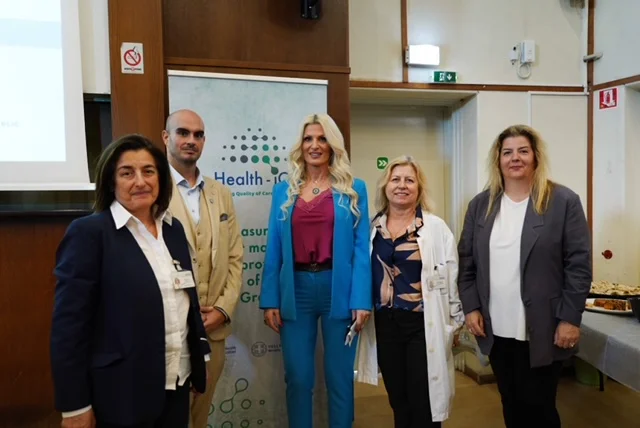  Από αριστερά: Αικατερίνη Φωτοπούλου, Αναπληρώτρια Προϊσταμένη τμήματος Ποιότητας του Γ.Ν.Α. «Ιπποκράτειο», Χρήστος Τριανταφύλλου, Υπεύθυνος Προγραμμάτων Ποιότητας της Φροντίδας και Ασφάλειας των Ασθενών στο Γραφείο του ΠΟΥ στην Αθήνα, Χριστίνα Μορφάκη, Αναπληρώτρια Διοικήτρια του Γ.Ν.Α. «Ιπποκράτειο», Αικατερίνη Παρασκευά, Προϊσταμένη τμήματος Ποιότητας του Γ.Ν.Α. «Ιπποκράτειο» και Βασιλική Γκιόκα, Προϊσταμένη τμήματος Βελτίωσης και Ελέγχου Ποιότητας 1ης ΥΠΕ. 