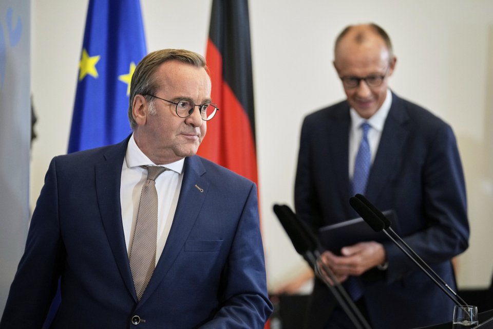 Ο Γερμανός υπουργός Εξωτερικών, Μπόρις Πιστόριους και ο καγκελάριος Μερτς στο φόντο / AP