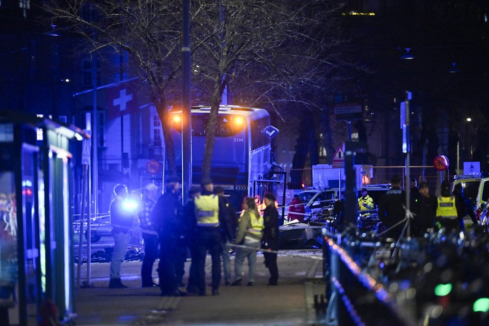 Αστυνομικοί δίπλα στο διώροφο λεωφορείο που έπεσε πάνω σε στάση στη Στοκχόλμη / TT News Agency via ΑΠΕ-ΜΠΕ