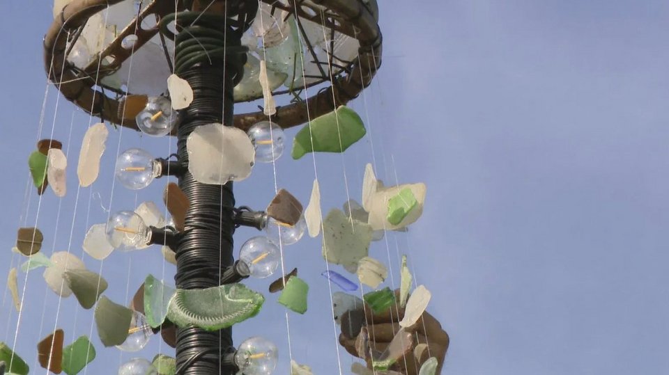 Τα κομμάτια από θαλασσινό γυαλί έγιναν διάφανα μέσα στον χρόνο, λεία και απαλά όπως η πέτρα που σμιλεύεται από παλιρροϊκά κύματα / FACEBOOK