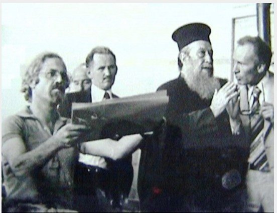 Όλα ξεκίνησαν όταν η εφημερίδα «Απογευματινή» δημοσιεύει στο πρωτοσέλιδό της μια φωτογραφία του μητροπολίτη Στυλιανού Κορνάρου με μια γυμνή γυναίκα σε θέση «ιππαστί» / WIKIPEDIA