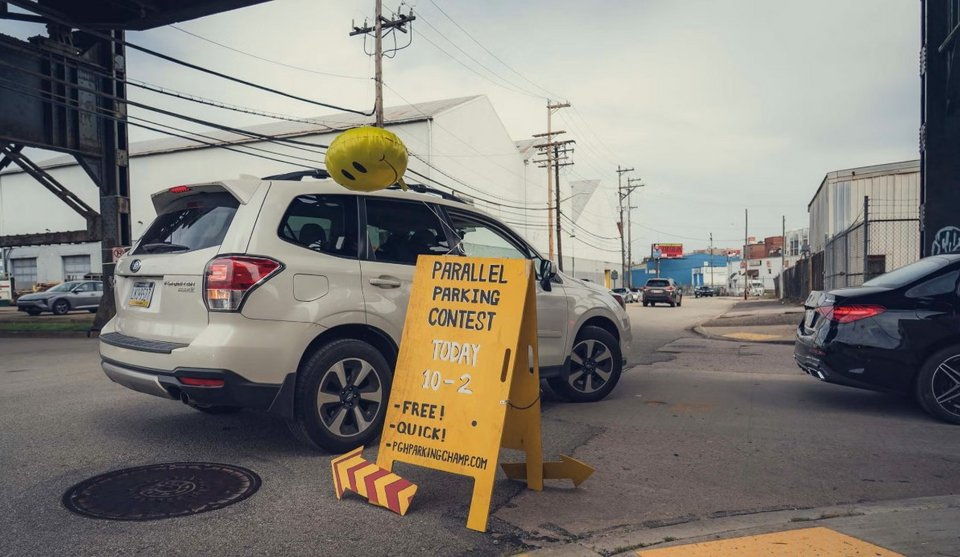 Κάτω από μια παλιά γέφυρα στο Πίτσμπουργκ, μια φορά κάθε χρόνο, ένα τεράστιο πλήθος μαζεύεται όχι για αγώνα ταχύτητας, αλλά για την πιο ταπεινή και κομψή δεξιότητα της οδήγησης: το παράλληλο παρκάρισμα / CAR AND DRIVER
