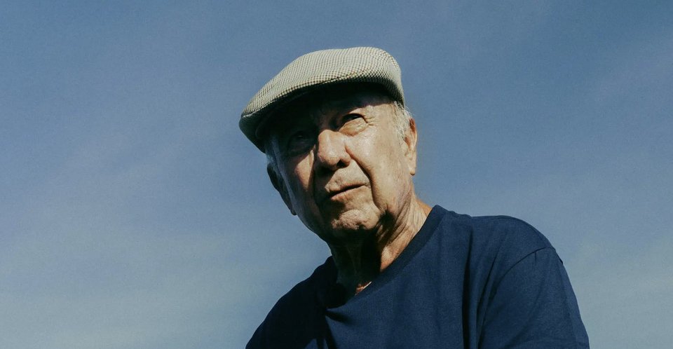 Στα 86 του χρόνια, με το κασκέτο του ελαφρά γερμένο και το μπαστούνι του να χτυπάει καμπανιστά στα χαλικάκια του κτήματος, μοιάζει περισσότερο με φύλακα του χρόνου παρά με καλλιεργητή / CHANEL