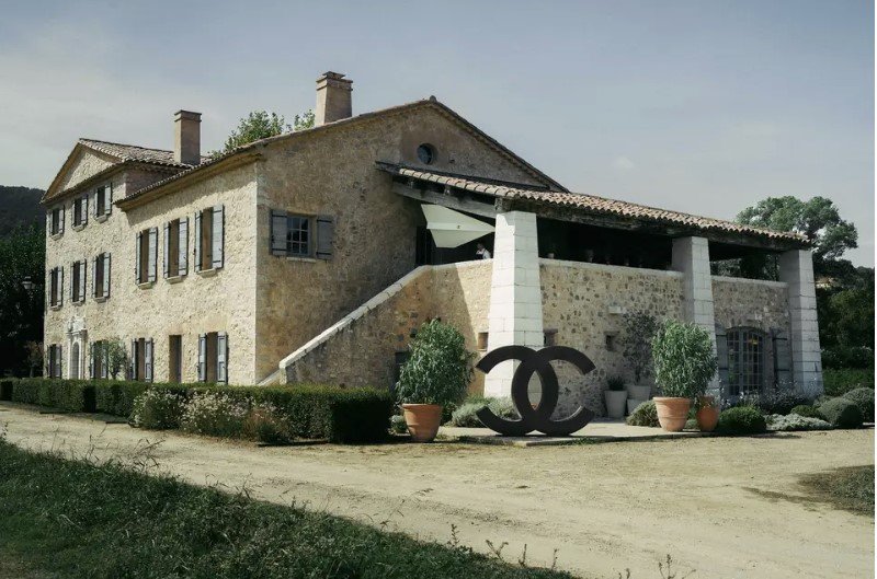 Στον Μεσαίωνα, οι αρωματικοί ανθοί εξασφάλισαν στους βυρσοδέψες τη δυνατότητα να «αποπνέουν κάτι ανώτερο» από τις δυσοσμίες των δερμάτων / CHANEL