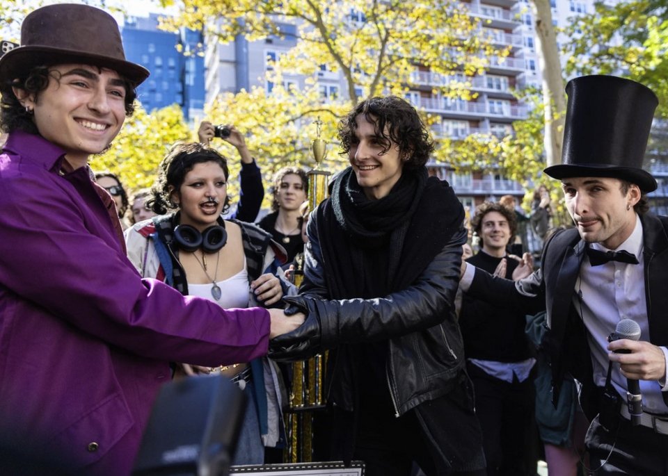 Προ μηνών λοιπόν, χιλιάδες συγκεντρώθηκαν γύρω από την Αψίδα του Washington Square Park για να παρακολουθήσουν ή να συμμετάσχουν σε ένα event / ΑΡ