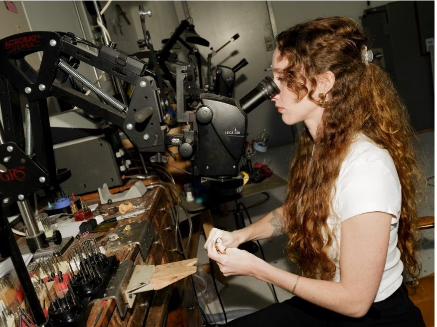 Δεν έχει προλάβει να κλείσει τα τριάντα της χρόνια και το όνομά της έγινε - όχι κατ’ επίφαση, αλλά πραγματικά - συνώνυμο με το «πιο διάσημο δαχτυλίδι του αιώνα» / FACEBOOK