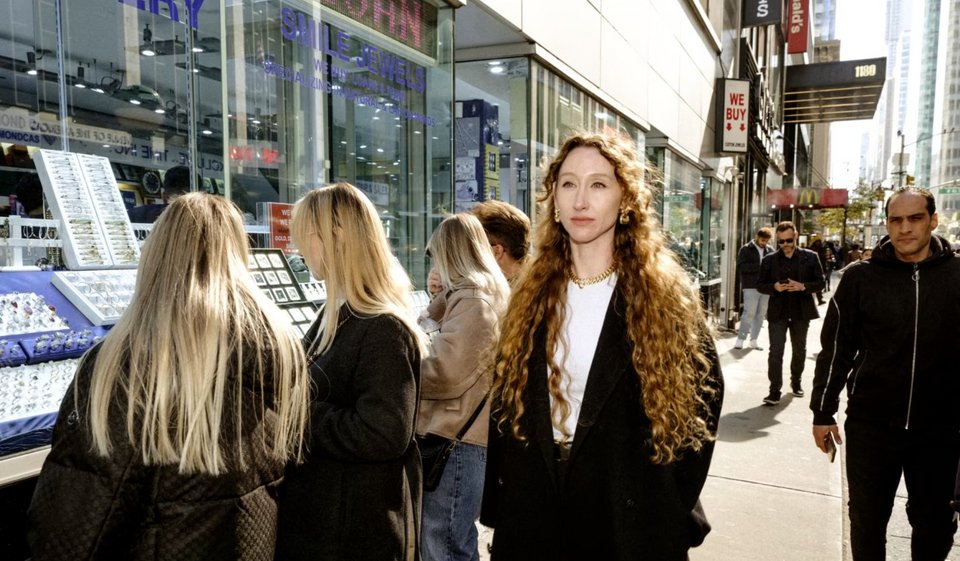 Κι όχι επειδή κυνηγούσε εξώφυλλα, διασημότητες, ευλογίες από οίκους, αλλά επειδή μια μέρα, σχεδόν αθόρυβα, η Taylor Swift σήκωσε το χέρι της στο Instagram και έδειξε τον αρραβώνα της / FACEBOOK