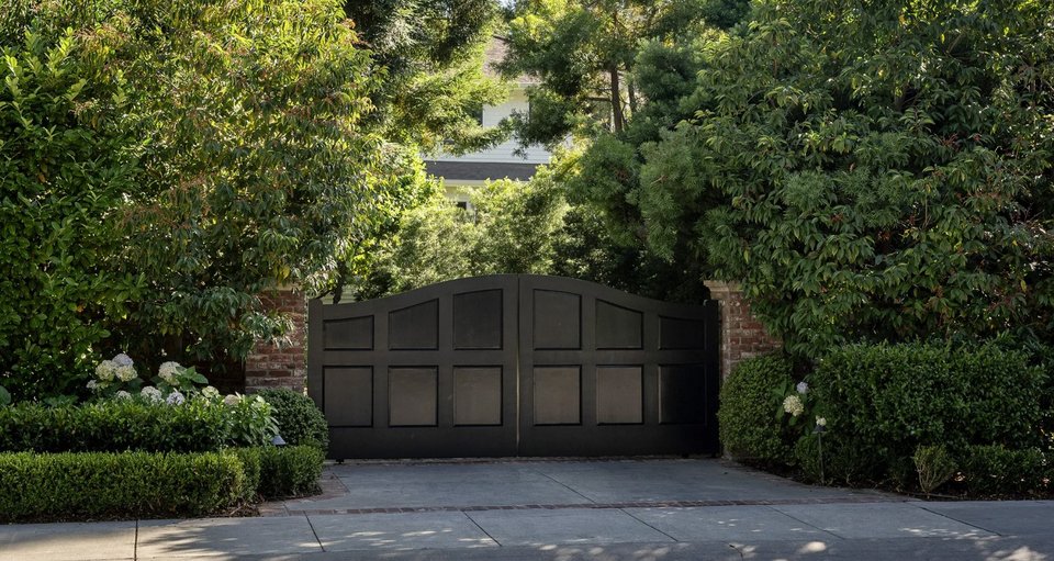 Κι έτσι γεννήθηκε το ερώτημα που θα δίχαζε τη γειτονιά για χρόνια: έχει στηθεί, παράτυπα, ένα «κρυφό σχολείο» μέσα στην έπαυλη; / GETTY