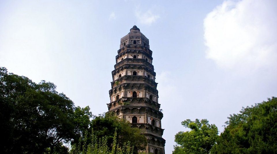 Στην Κίνα, η Παγόδα του Λόφου της Τίγρης (Tiger Hill Pagoda) στέκει εδώ και πάνω από χίλια χρόνια σε μια πλαγιά της επαρχίας Jiangsu / WIKIPEDIA