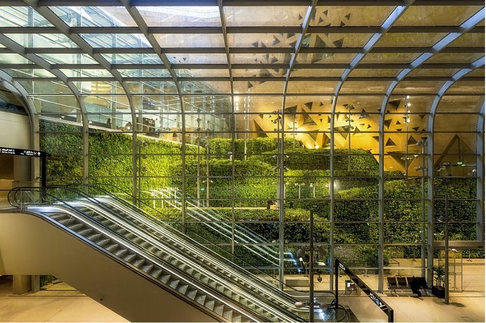 Ο δεύτερος σταθμός του Ριάντ που βραβεύτηκε είναι ο Qasr Al Hokm, ένα έργο της Snøhetta που παίζει με το φως και τις παραδόσεις της περιοχής / PRIX VERSAILLES 2025