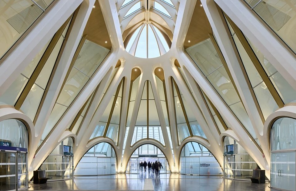 Στην Ευρώπη, ο σταθμός Mons στο Βέλγιο δικαίως ξεχώρισε χάρη στο όραμα του Santiago Calatrava / PRIX VERSAILLES 2025