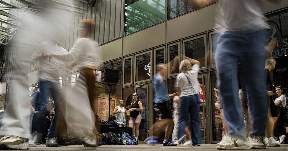 Ανάμεσά τους βρίσκονται οι μεσοσπονδύλιοι δίσκοι, μαλακές, ελαστικές «μαξιλαροειδείς» δομές που απορροφούν κραδασμούς όταν περπατάμε, τρέχουμε ή πηδάμε / GETTY