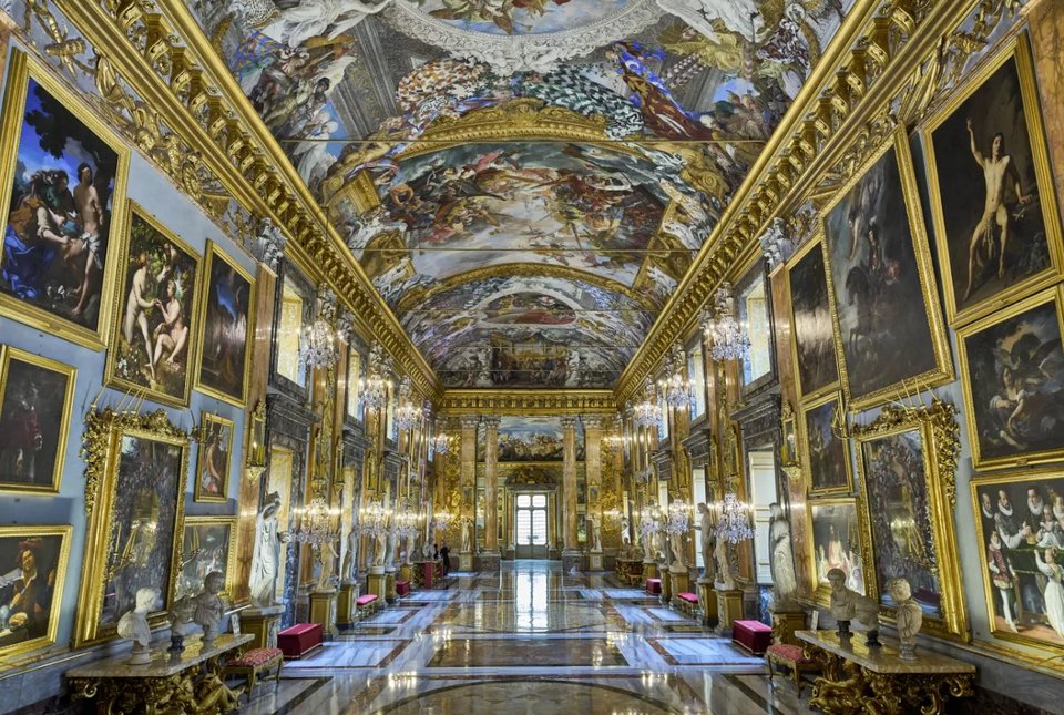 Ανάμεσα στα εκατομμύρια τουριστών που κατακλύζουν το Κολοσσαίο και την Καπέλα Σιστίνα, μόνο λίγες δεκάδες έχουν την τύχη να ανέβουν τα μαρμάρινα σκαλιά του πιο απρόσιτου αρχοντικού της πόλης / ΑΡ