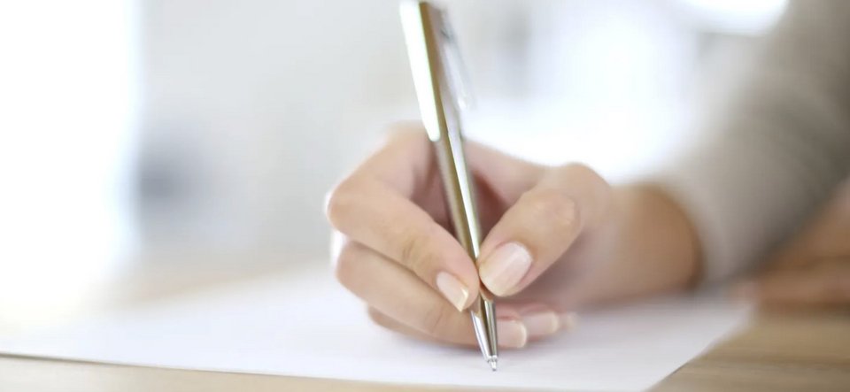 Περίπου εννέα στους δέκα ανθρώπους στον κόσμο γράφουν, τρώνε, χαιρετούν και αγγίζουν την οθόνη του κινητού τους με το δεξί χέρι / SHUTTERSTOCK