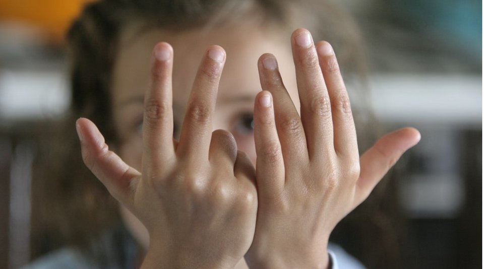 Η τεχνική εφαρμόζεται εύκολα και μπορεί να γίνει οπουδήποτε: σε μια ουρά, πριν από μια σημαντική παρουσίαση, μετά από έναν δύσκολο διάλογο ή λίγο πριν τον ύπνο / SHUTTERSTOCK