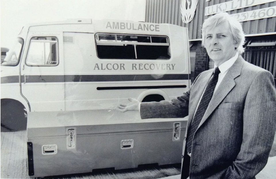 Οι σκεπτικιστές λένε ότι αυτό είναι ουτοπικό· πολλοί επιστήμονες αμφιβάλλουν ότι ένα κατεψυγμένο σώμα μπορεί ποτέ να αποψυχθεί χωρίς ανεπανόρθωτες βλάβες / WIKIPEDIA 