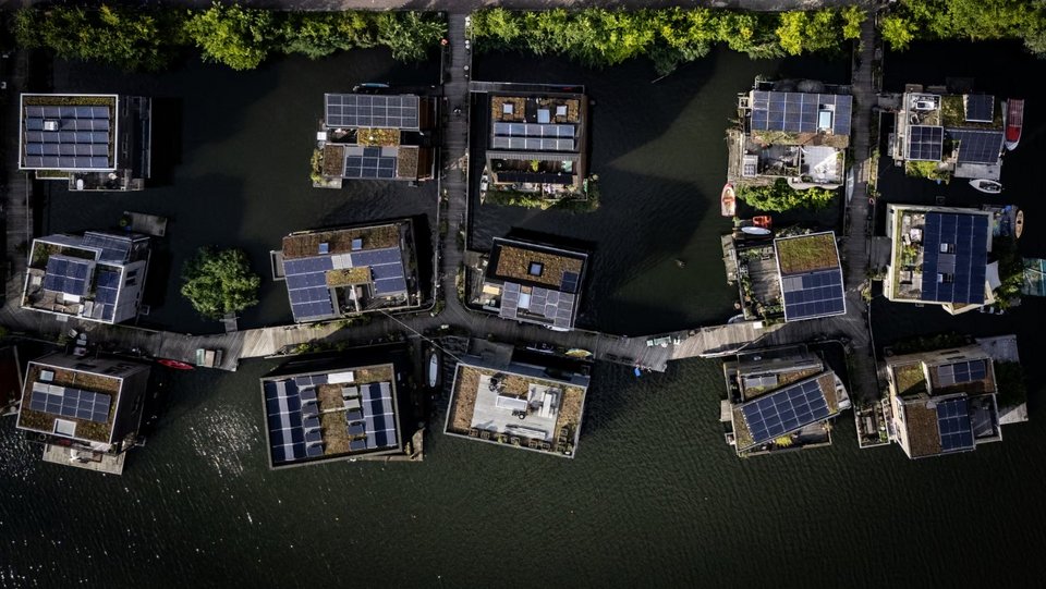 Από τις τραγικές πλημμύρες του 1953, που έπνιξαν 1.800 ανθρώπους, μέχρι την καταστροφή του 1995 που οδήγησε στη μεγαλύτερη μεταπολεμική εκκένωση, το νερό έχει καθορίσει την ταυτότητα του λαού / ALESSANDRO GANDOLFI