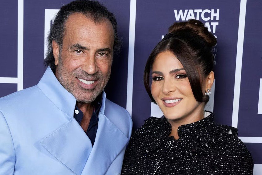 Οι Masoud και Stephanie Shojaee, ζεύγος developers και influencers της αμερικανικής ελίτ, ζουν κυριολεκτικά μέσα σε έναν παράλληλο κόσμο πλήρως ιδιωτικοποιημένο / INSTAGRAM