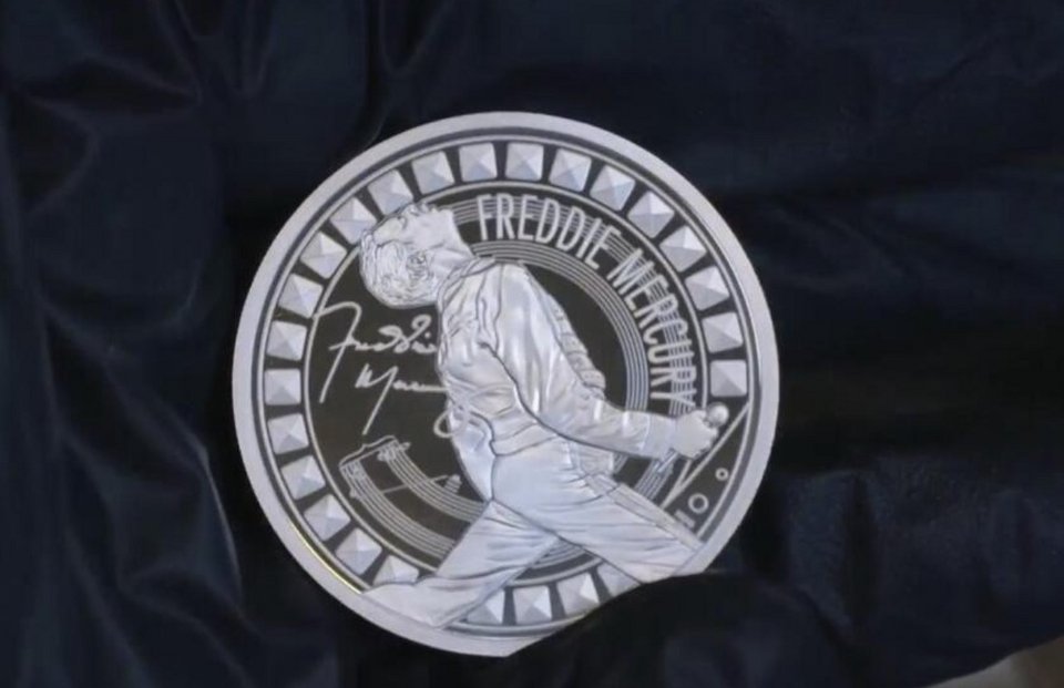 Οι εκδόσεις κυμαίνονται από ένα απλό μη κυκλοφορημένο νόμισμα των 5 λιρών μέχρι μια χρυσή κοπή δύο ουγγιών, που φτάνει τις 9.350 λίρες / ΑΡ