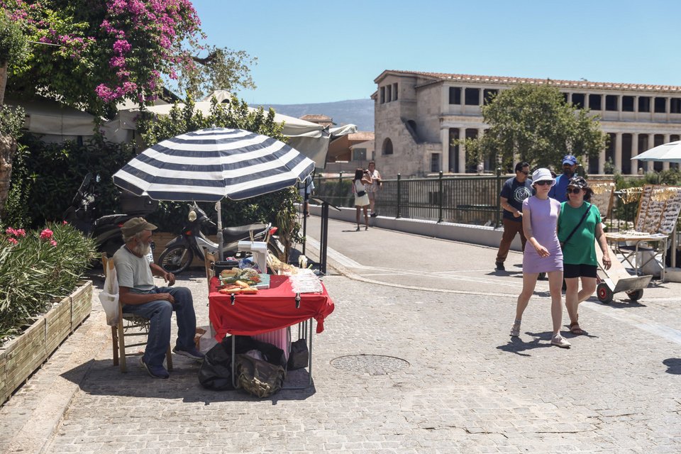 Τουρίστες έξω από την αρχαία Αγορά / SOOC