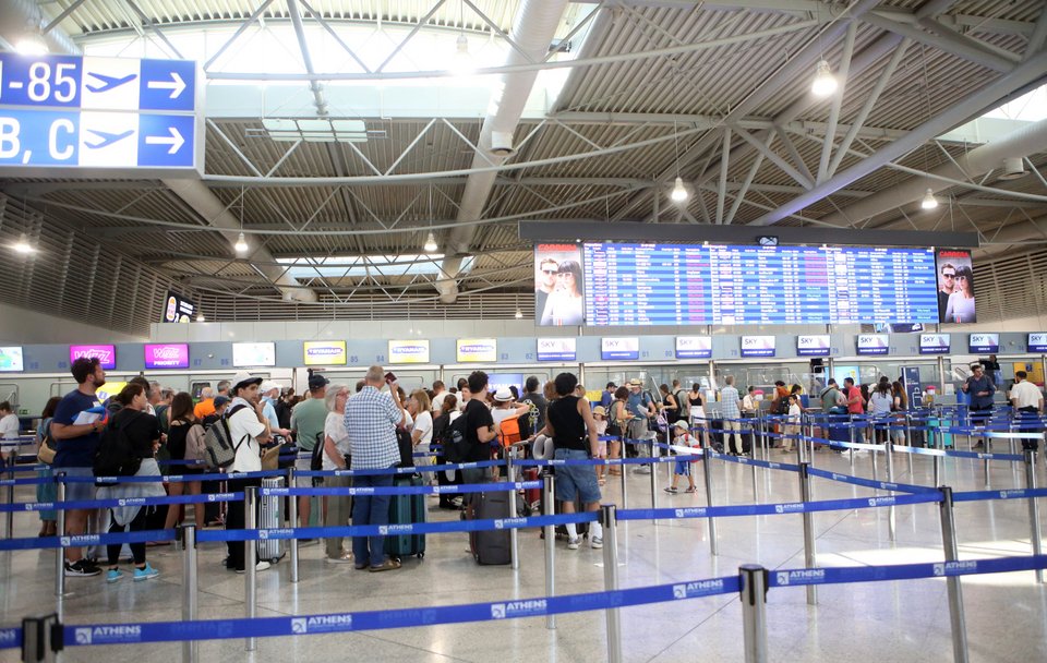 Τουρίστες στο τσεκ-ιν του αεροδρομίου Ελ. Βενιζέλος / Intime