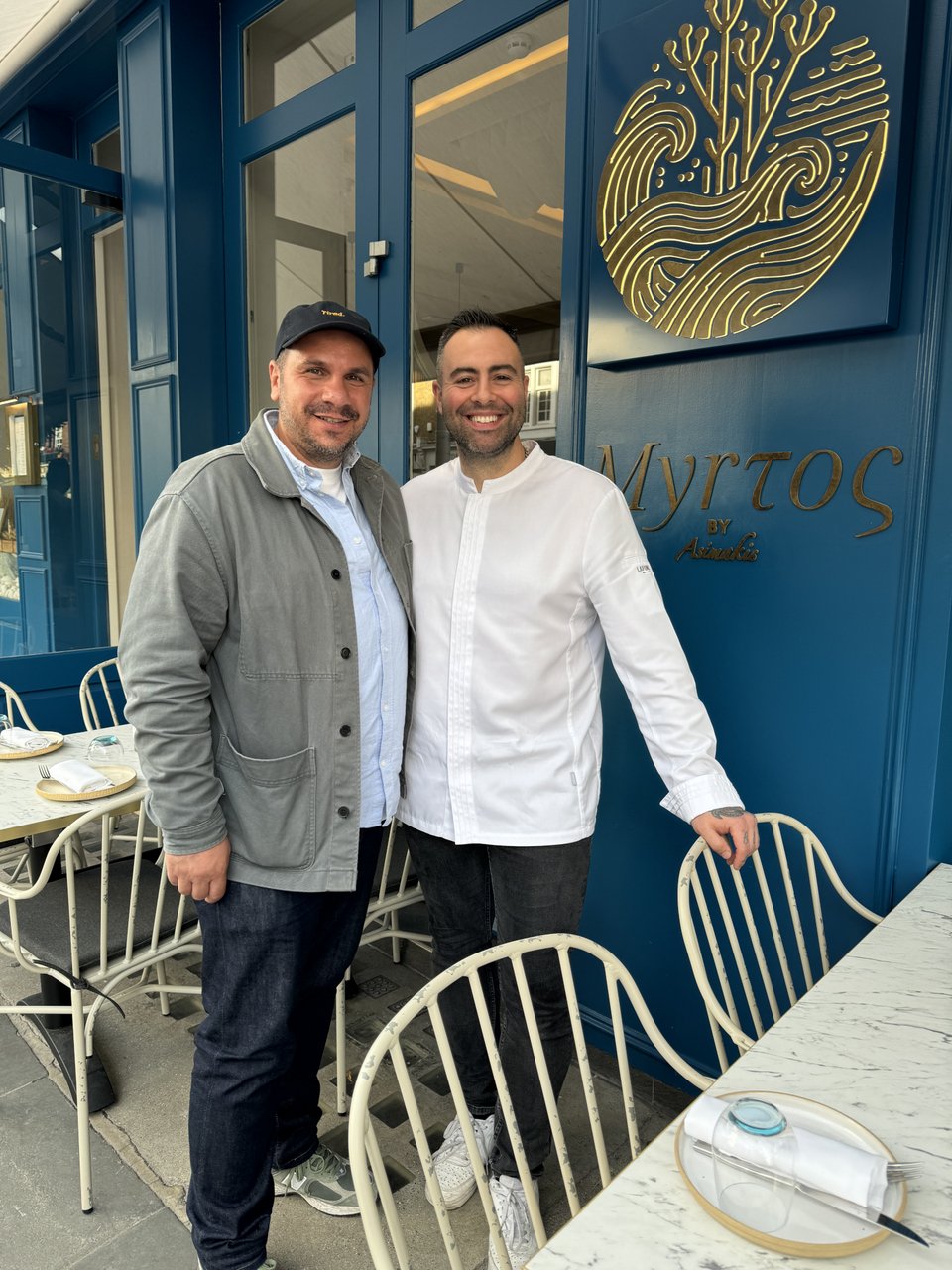 Ο Τάσος Αντωνίου με τον Ασημάκη Χανιώτη στο ελληνικό εστιατόριο Myrtos