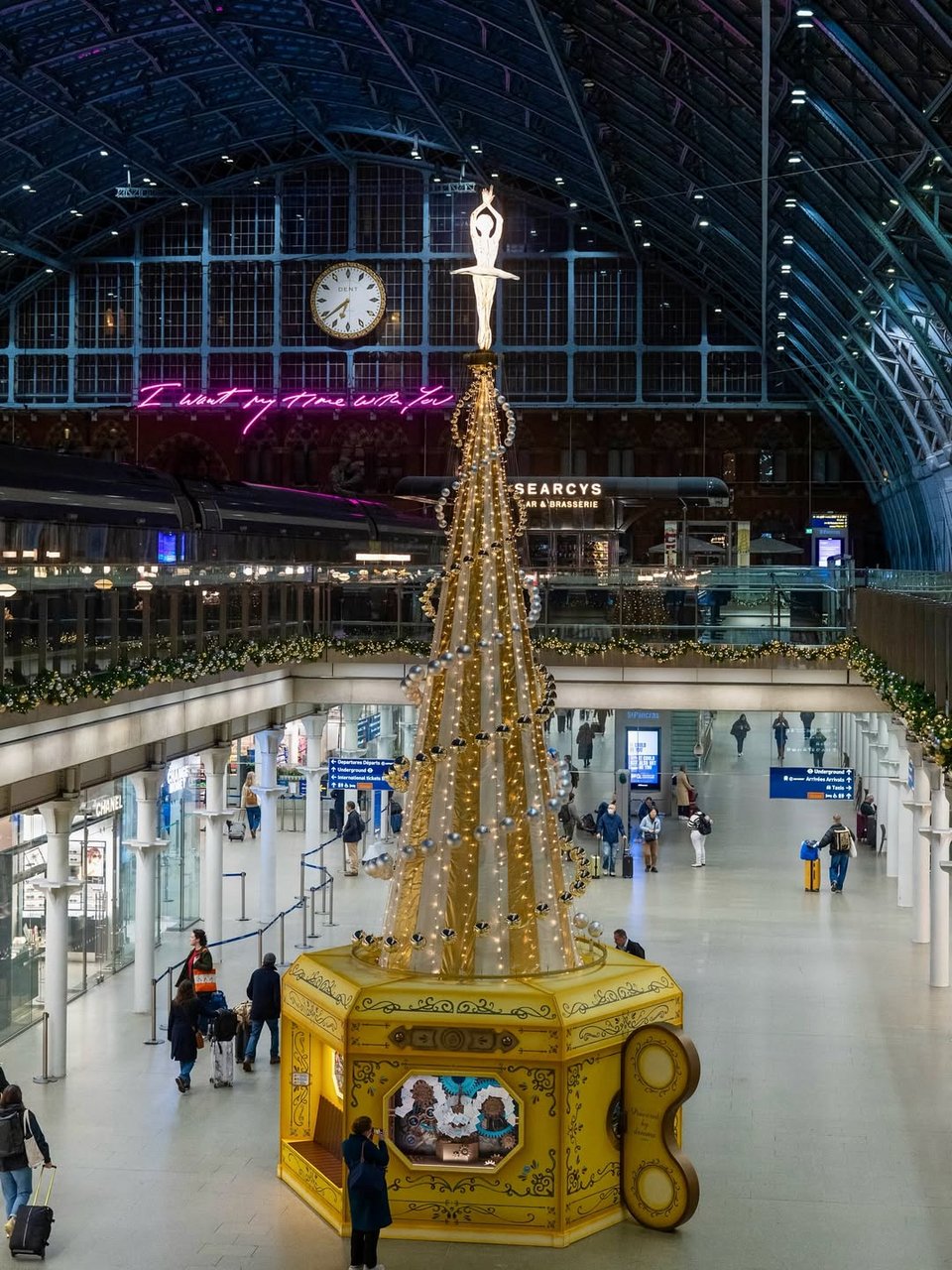 Το χριστουγεννιάτικο δέντρο του σταθμού St. Pancras