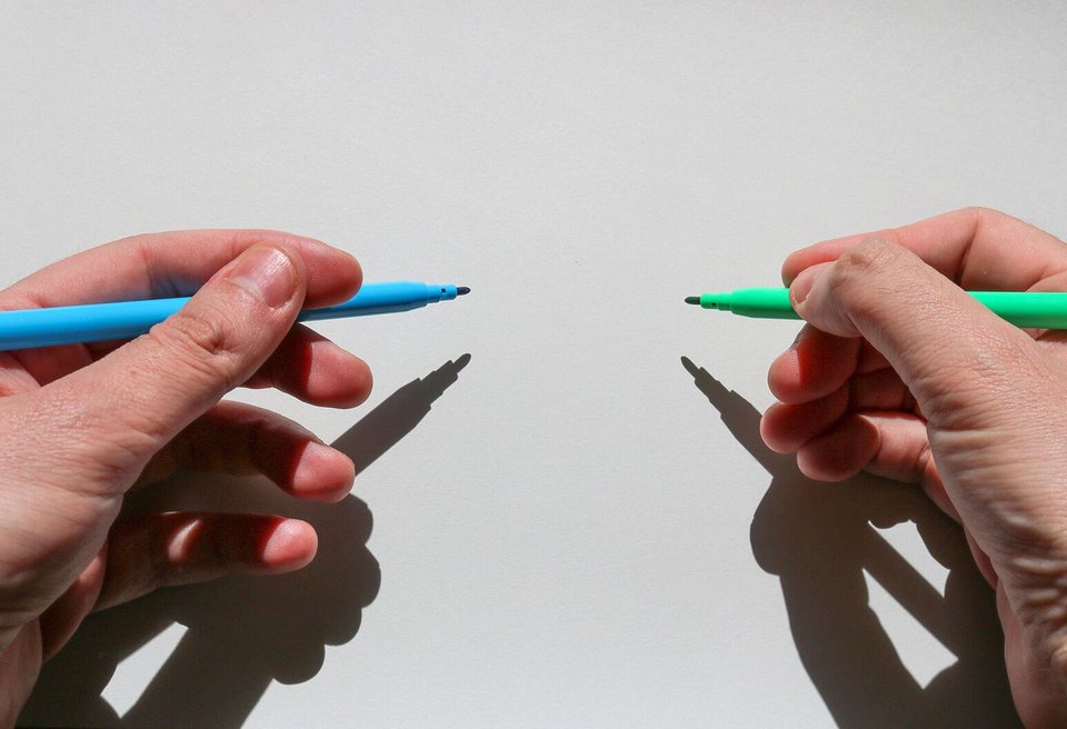 Η δεξιοχειρία μοιάζει σχεδόν αυτονόητη πραγματικότητα, μια αόρατη νόρμα που διαπερνά όλες τις κοινωνίες του πλανήτη / SHUTTERSTOCK