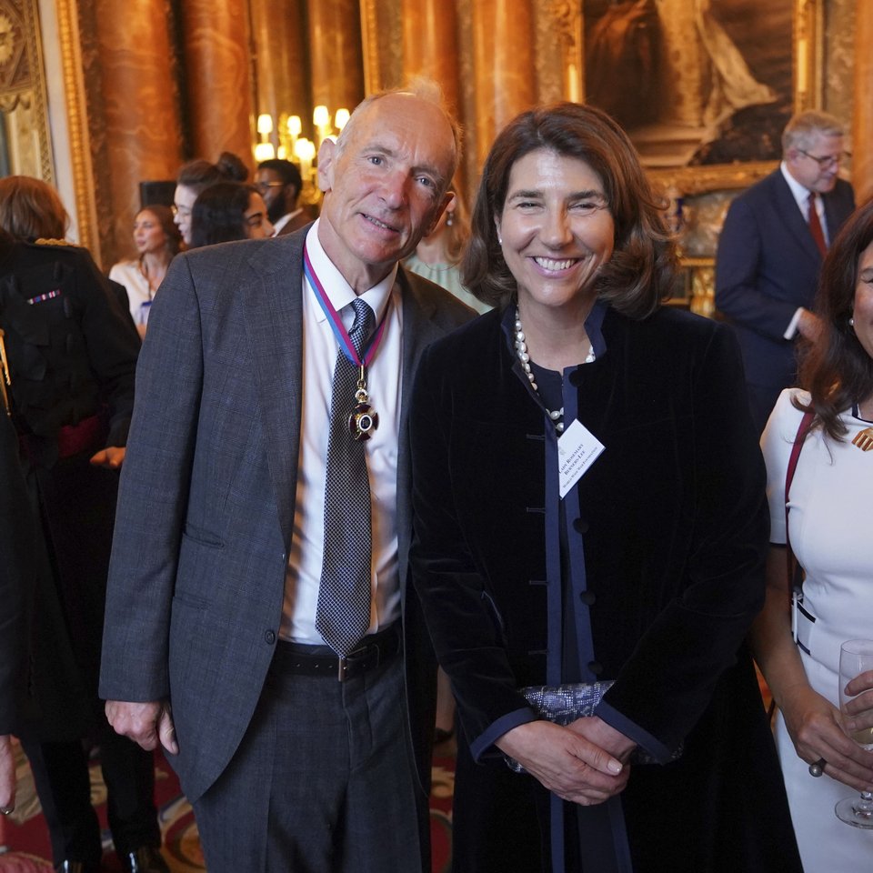 Ο Τιμ Μπέρνερς-Λι με τη σύζυγό του, Ρόζμαρι Μπλερ Λιθ, σε δεξίωση για το Queen Elizabeth Prize for Engineering στο Μπάκιγχαμ, στις 12 Οκτωβρίου 2023