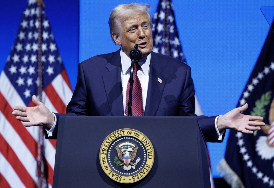  Ο Αμερικανός πρόεδρος, Ντόναλντ Τραμπ στο βήμα του America Business Forum στο Μαϊάμι / EPA μέσω ΑΠΕ-ΜΠΕ 