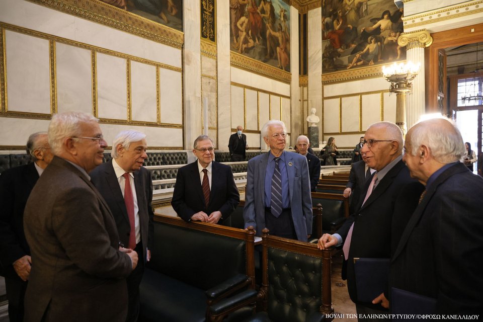 Ο πρώην ΠτΔ Προκόπης Παυλόπουλος και ο πρώην πρωθυπουργός, Λουκάς Παπαδήμος ήταν παρόντες στην τελετή υπογραφής του μνημονίου συνεργασίας μεταξύ της Βουλής των Ελλήνων και της Ακαδημίας Αθηνών / Pool, Intime 