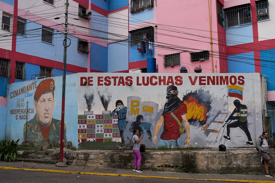 Γκράφιτι με την εικόνα του άλλοτε ηγέτη της Βενεζουέλας Ούγκο Τσάβες σε δρόμο του Καράκας / AP