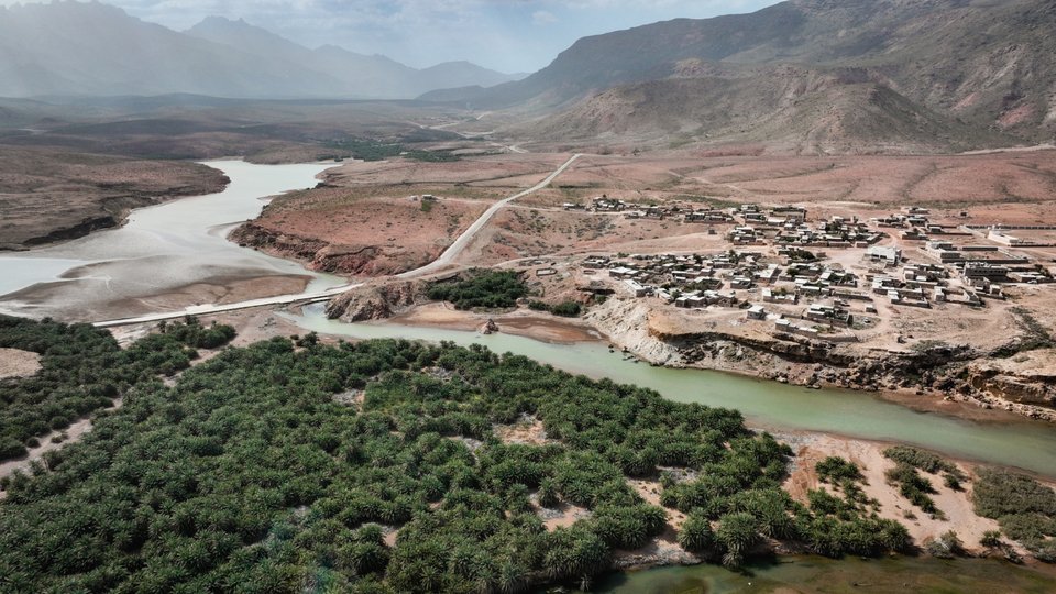 Δάσος, έρημος και ποτάμι στο ίδιο τοπίο, στην Υεμένη / Shutterstock