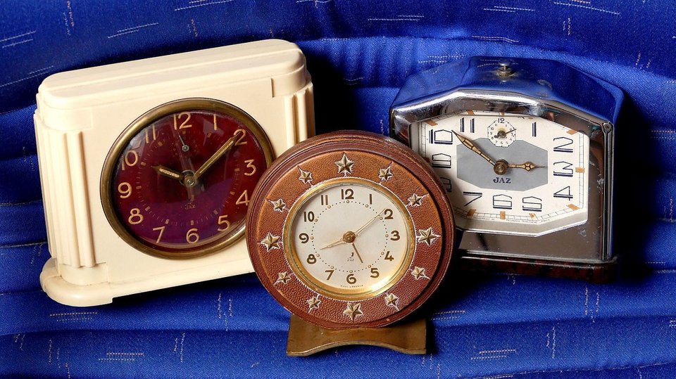 Όμως το ξυπνητήρι, όπως το ξέρουμε σήμερα —ένα προσωπικό όργανο αφύπνισης— άργησε να φτάσει. Οι άνθρωποι ξυπνούσαν με το φως του ήλιου, με τις καμπάνες των εκκλησιών ή με τη βοήθεια υπηρέτων / WIKIPEDIA