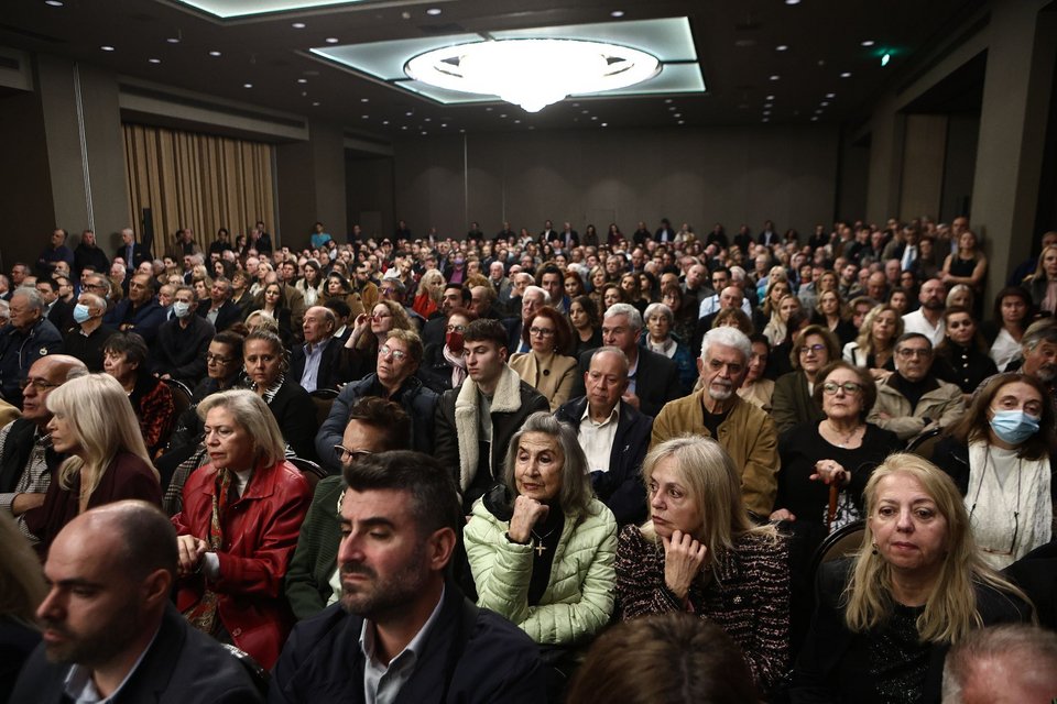 Η αίθουσα του ξενοδοχείου ήταν καταμέστη