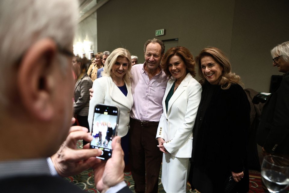 Η Ευγενία Μανωλίδου που συμμετείχε και στην παρουσίαση του βιβλίου φωτογραφήθηκε με παρισταμένους στην εκδήλωση