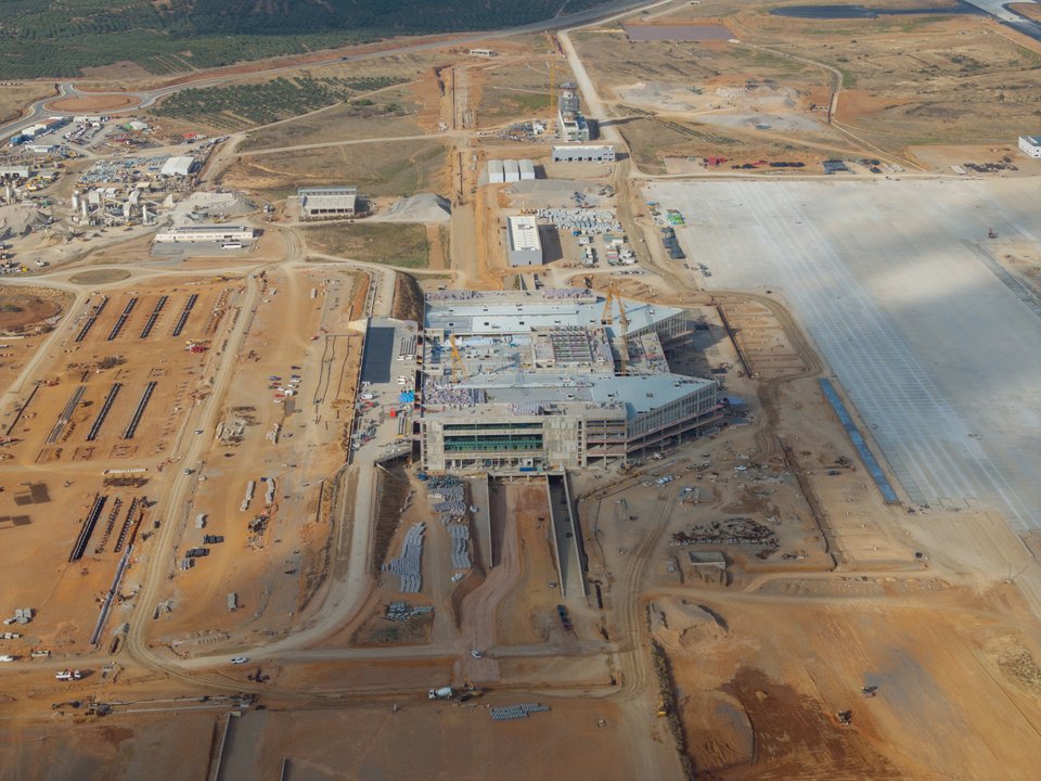 Σε τροχιά ολοκλήρωσης βρίσκεται το νέο διεθνές αεροδρόμιο Ηρακλείου, στο Καστέλλι, ένα έργο που αναμένεται να αλλάξει ριζικά τον χάρτη των αερομεταφορών στην Κρήτη