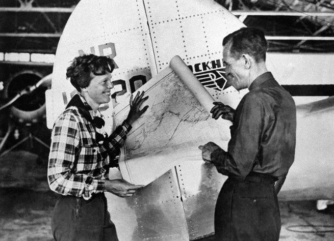 Η Αμέλια Έρχαρτ και ο Φρεντ Νούναν το 1937, λίγους μήνες πριν την μυστηριώδη εξαφάνισή τους