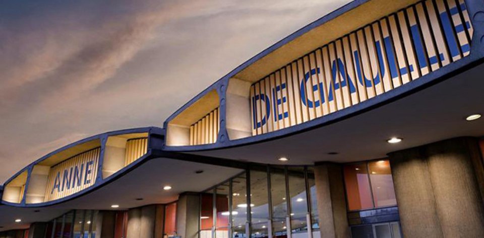 Η επιγραφή «Αν Ντε Γκωλ» σε κτίριο του αεροδρομίου Παρί-Σαρλ Ντε Γκωλ, στο Παρίσι