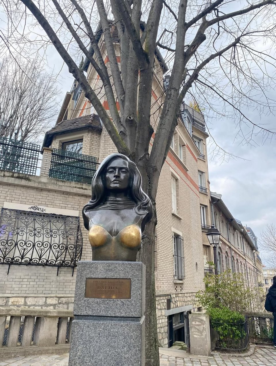  Έργο του Γάλλου γλύπτη Aslan το άγαλμα της Δαλιδά κοσμεί την ομώνυμη πλατεία της Μονμάρτης από το 1997