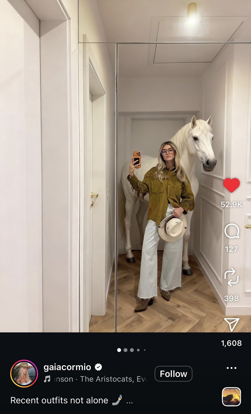 Μία influencer σκέφτηκε να ποζάρει με ένα άλογο φτιαγμένο από ΑΙ στο σπίτι της