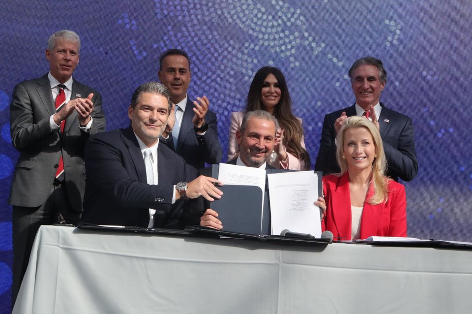 Η υπογραφή της συμφωνίας για το αμερικανικό LNG