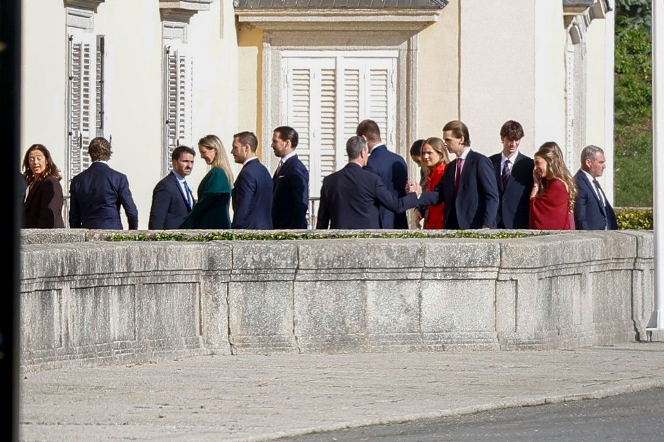 Η Αλεξία (τέρμα αριστερά) και η Θεοδώρα ντε Γκρες (με το πράσινο σακάκι) ακολουθούμενη από τον σύζυγό της Μάθιου Κουμάρ και τον αδερφό της Φίλιππο 