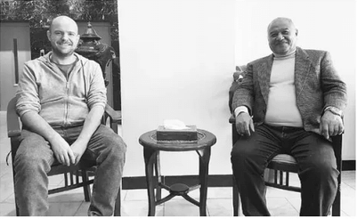 Ο Αμπού Αλί, ο μάγειρας του Σαντάμ Χουσεΐν, μαζί με τον συγγραφέα