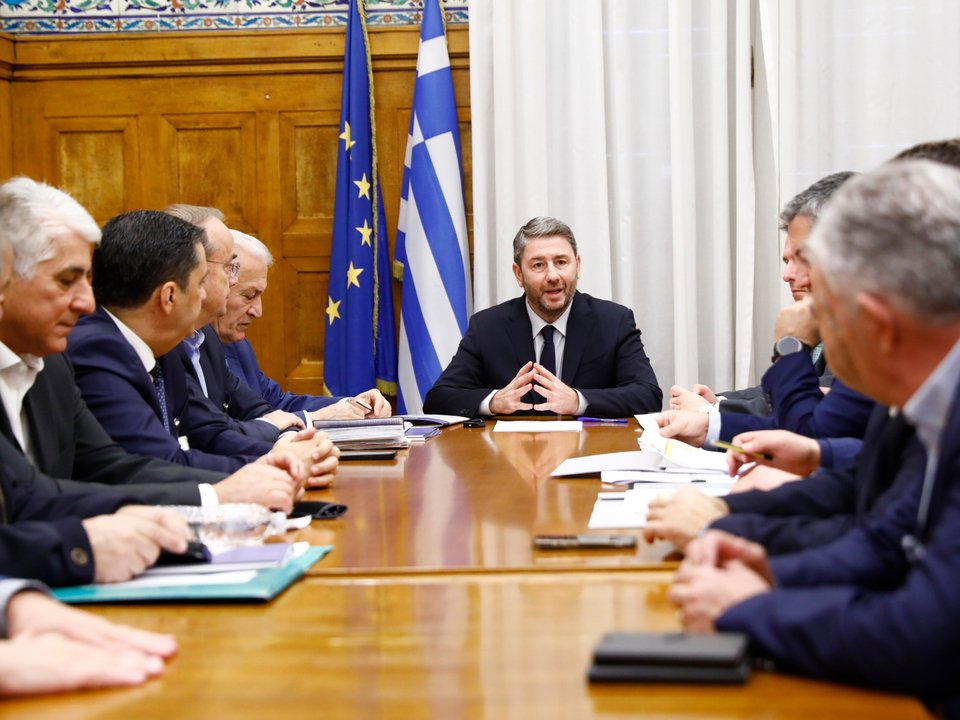 Ο Νίκος Ανδρουλάκης με το προεδρείο της ΚΕΔΕ -Φωτογραφία: INTIME NEWS / ΣΑΡΕΛΑΣ ΔΗΜΗΤΡΗΣ