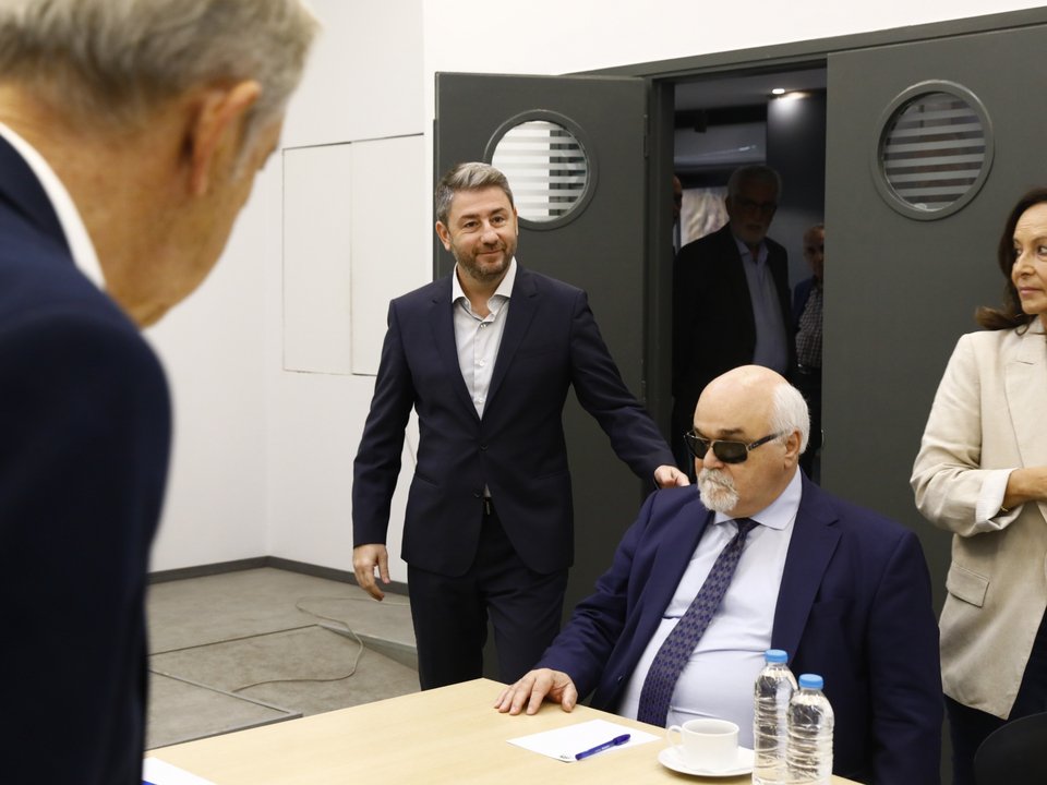 Ο Νίκος Ανδρουλάκης με τον επικεφαλής της ΚΟΕΣ Γ. Βαρδακαστάνη -Φωτογραφία: Intimenews/ΣΑΡΕΛΑΣ ΔΗΜΗΤΡΗΣ