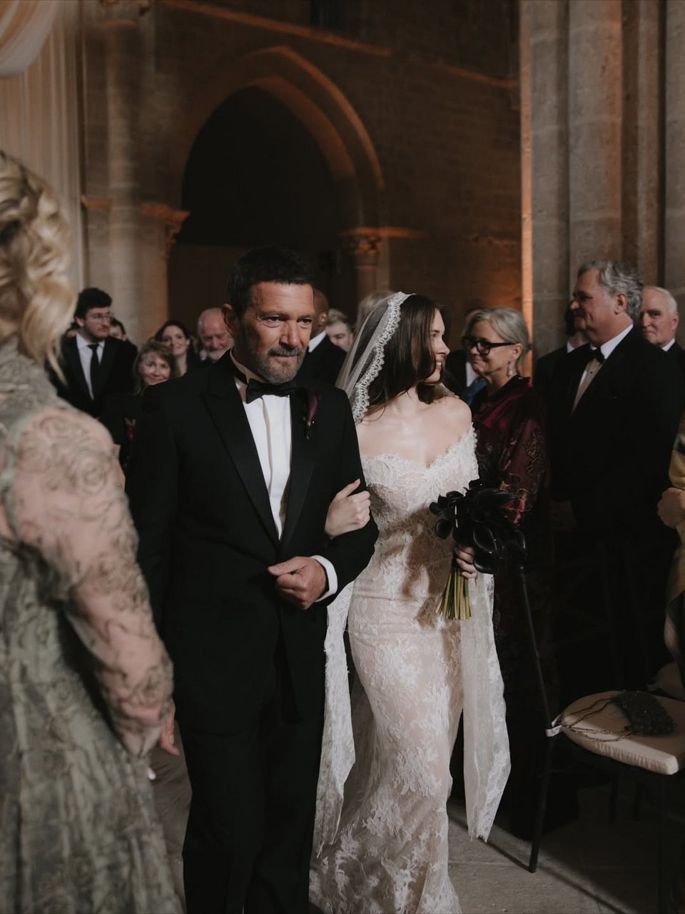 O Αντόνιο Μπαντέρας συνοδεύει την κόρη του στο γαμπρό