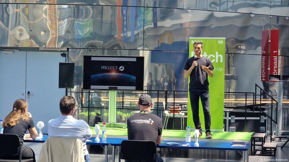  Ο Λεωνίδας Ασκιανάκης παρουσιάζει το startup σε συνέδριο / Φωτογραφία: Sandeep Barstools 